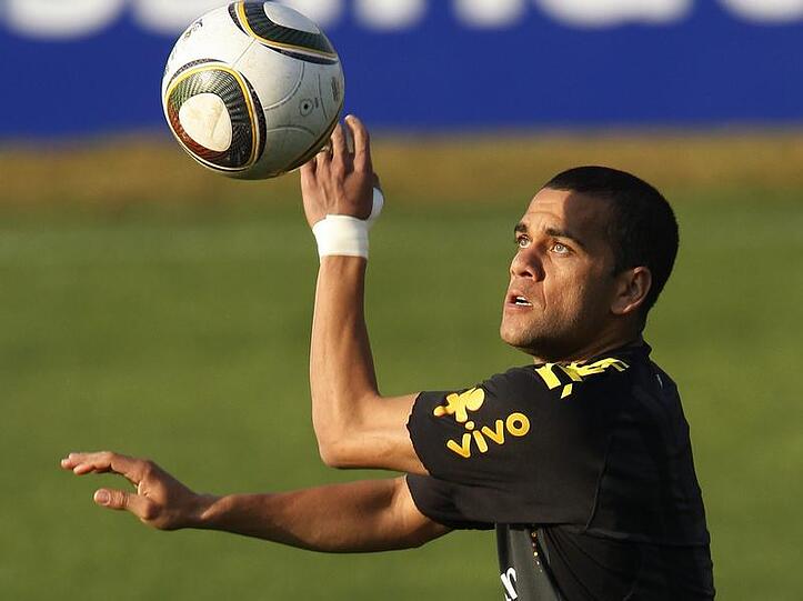 Brasiliens Abwehrspieler Daniel Alves beim Training.