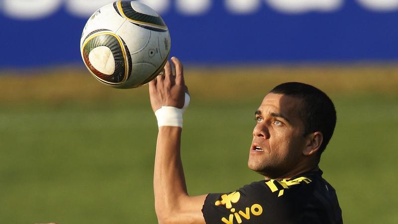 Brasiliens Abwehrspieler Daniel Alves beim Training. Brasiliens Abwehrspieler Daniel Alves beim Training.