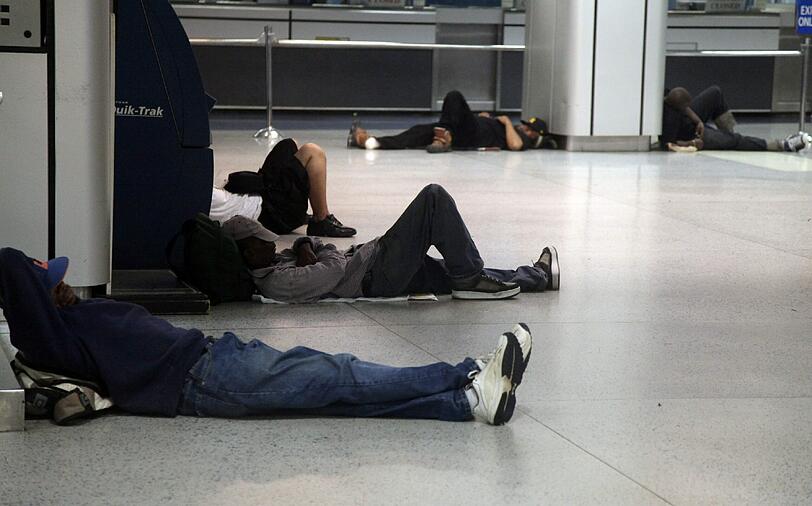 Menschen schlafen in der Penn-Station.