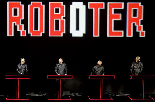 Mit ihren alten Hits "Das Model" oder "Autobahn" kann die 1970 gegründete Band Kraftwerk nach wie vor ihre Fans begeistern. Eine 3D-Show tut dabei ihr Übriges.