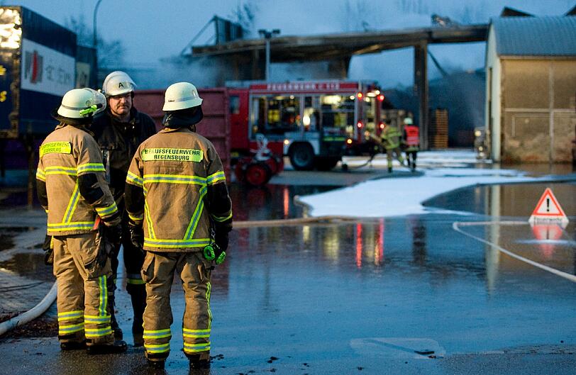 Millionenschaden bei Brand von Lagerhalle &ndash; Ursache für Feuer im Regensburger Hafen weiter unklar