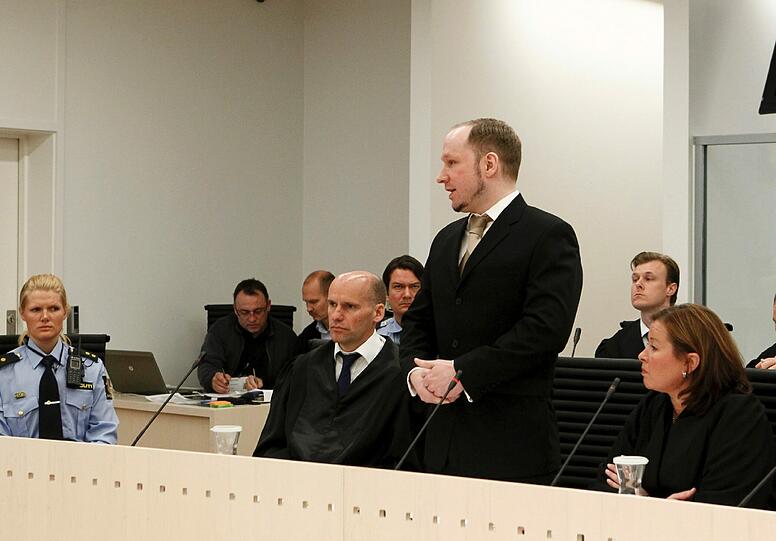 Im Gericht, dass Breivik nicht anerkennt, weil der norwegische Staat "Multikulturalismus" unterstützt, bestätigt der Massenmörder sein Geburtsdatum.