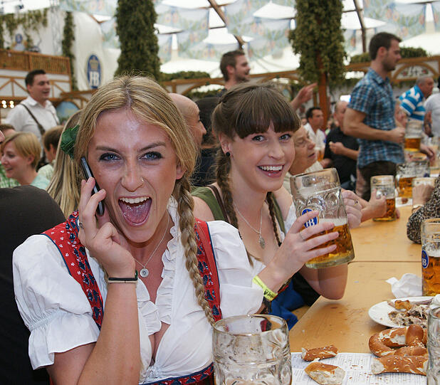 Die Kampagne "Sichere Wiesn für Frauen und Mädchen" rät zudem, das Handy immer griffbereit zu haben. Immer einen Treffpunkt mit den Freundinnen vereinbaren, falls man sich auf dem größten Volksfest der Welt einmal aus den Augen verliert. Und am Wichtigsten: Nie das Zelt oder das Festgelände mit jemandem verlassen, den man nicht kennt oder gerade erst kennengelernt hat...