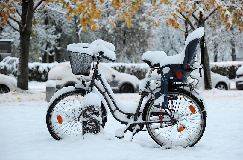 Radlfahren ist bei diesem Schneewetter in München nicht jedermanns Sache. Eingeschneite Fahrräder in der Münchner Innenstadt.