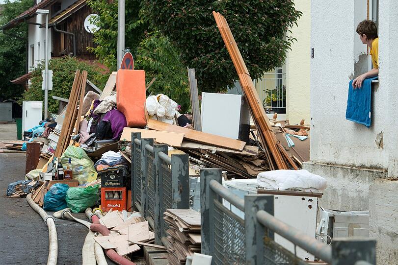 Berge von Sperrmüll liegen nach dem Hochwasser in Fischerdorf auf den Straßen