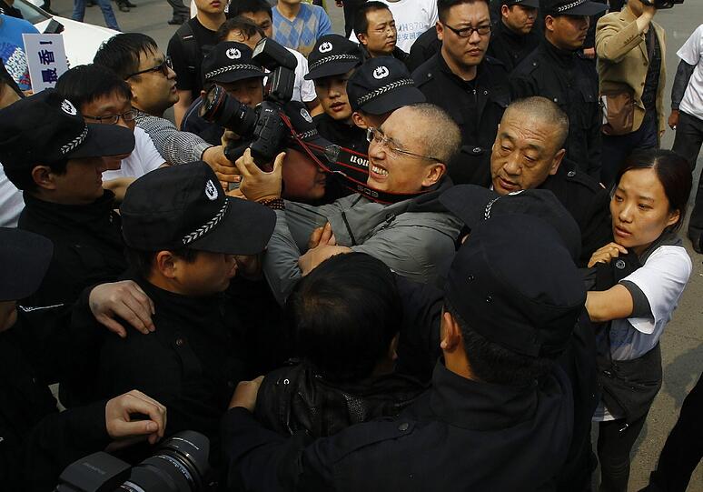 Tumultartige Szenen vor der malaysischen Botschaft in Peking. Die Angehörigen der Opfer von Flug MH370 demonstrieren für eine schnell Aufklärung der Unglücksumstände.