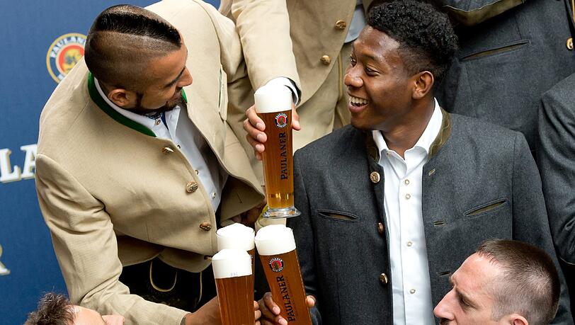Waren sie gemeinsam nachts in Turin unterwegs? Die Bayern-Profis Arturo Vidal, David Alaba, Rafinha und Franck Ribéry. Waren sie gemeinsam nachts in Turin unterwegs? Die Bayern-Profis Arturo Vidal, David Alaba, Rafinha und Franck Ribéry.
