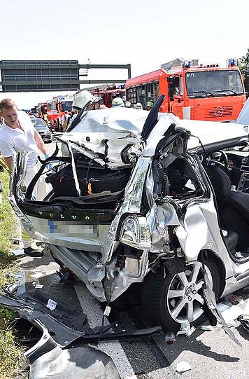 Bilder vom tödlichen Verkehrsunfall auf der A99 bei Unterföhring. Ein Lkw ist in ein Stauende gefahren, der Volvo wurde durch den Aufprall vollkommen zerstört. Eine Frau starb noch an der Unfallstelle.