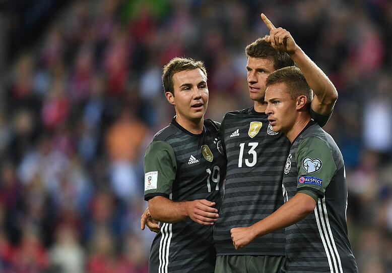 Mit zwei Treffern gegen Norwegen scheint der Torknoten bei Thomas Müller (Mitte) geplatzt zu sein.