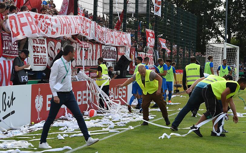 Der FC Bayern müht sich zu einem 1:0 Sieg gegen den Provinzclub SV Drochtersen.