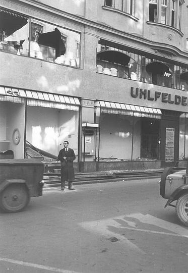 Das Kaufhaus Uhlfelder im Rosental 12-16: Die Fensterscheiben wurden eingeschlagen, die Inneneinrichtung komplett zerstört.