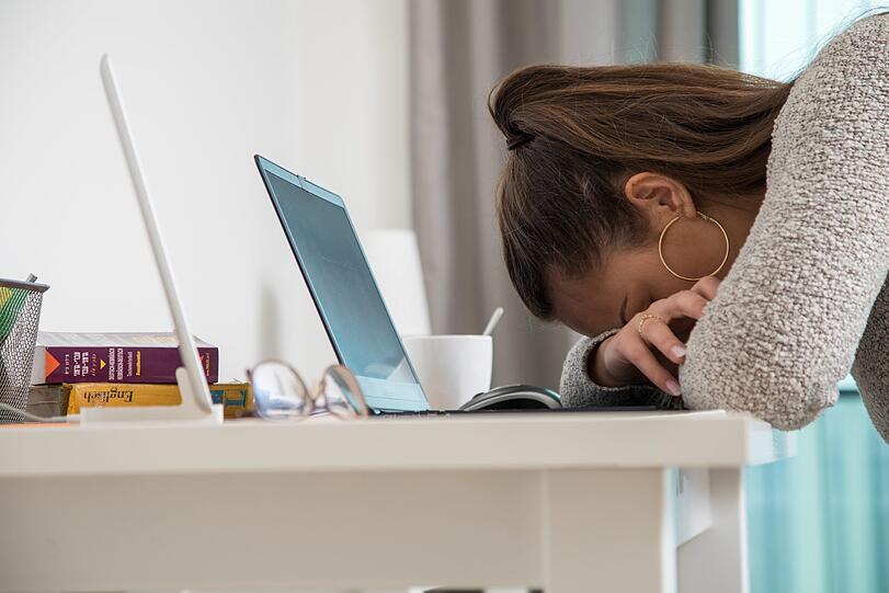 Wer länger als sechs Stunden am Stück arbeitet, hat Anspruch auf mindestens 30 Minuten Pause.