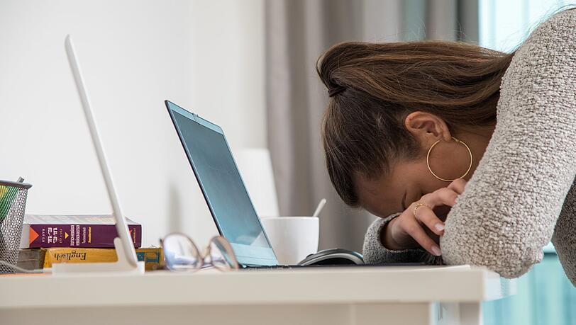 Wer länger als sechs Stunden am Stück arbeitet, hat Anspruch auf mindestens 30 Minuten Pause. Wer länger als sechs Stunden am Stück arbeitet, hat Anspruch auf mindestens 30 Minuten Pause.