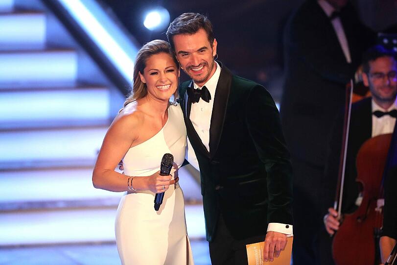 Küsse, Umarmungen, liebevolle Blicke: Zwischen Helene Fischer und Florian Silbereisen scheint alles bestens zu laufen. Die romantischsten Bilder aus der ARD-Show "Adventsfest der 100.000 Lichter" sehen Sie hier.