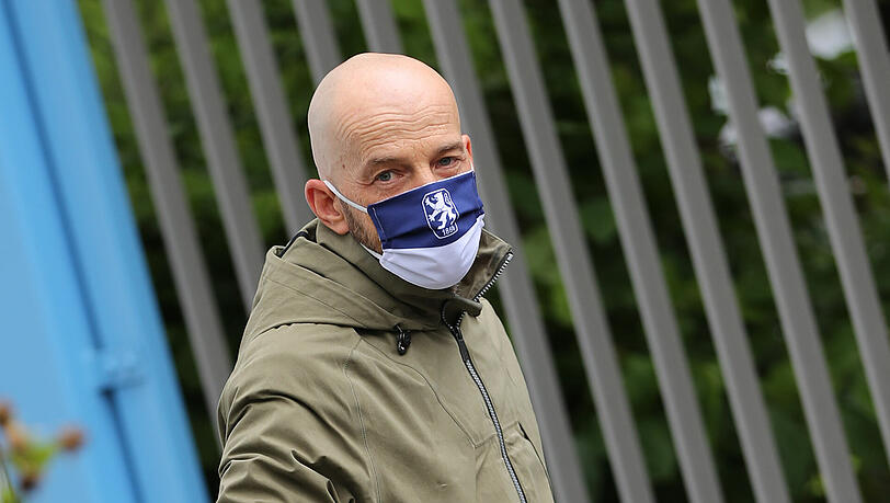 Auch Sport-Boss Günther Gorenzel ließ sich das erste Teamtraining nicht entgehen, freilich mit Mundschutz. Auch Sport-Boss Günther Gorenzel ließ sich das erste Teamtraining nicht entgehen, freilich mit Mundschutz.