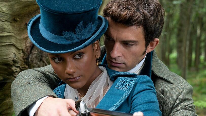 Simone Ashley und Jonathan Bailey in der zweiten Staffel von "Bridgerton".