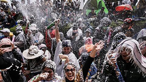 Beim Karneval der Schwarzen und Wei&szlig;en wird die &Uuml;berwindung ethnischer Unterschiede gefeiert.