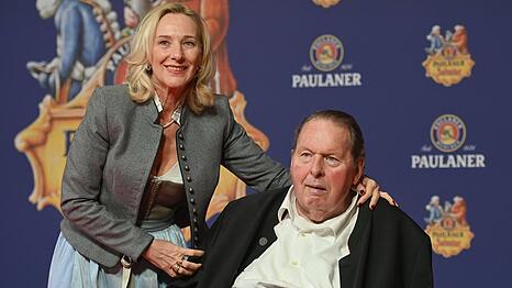 Ottfried Fischer mit Ehefrau Simone auf dem Nockherberg.