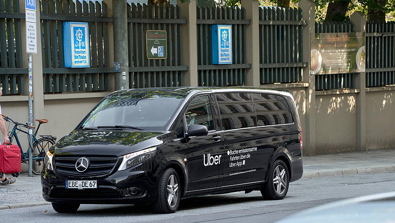 Ein Wiesn-Besucher ließ sich von Uber bis nach Österreich chauffieren. Ein Wiesn-Besucher ließ sich von Uber bis nach Österreich chauffieren.