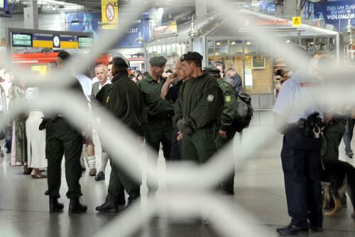 Abgeriegelt: Die Seiteneingänge des Hauptbahnhof sind dicht. An allen übrigen Eingängen kontrolliert die Polizei Personen und Gepäck.