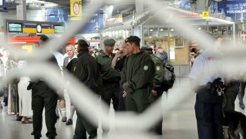 Abgeriegelt: Die Seiteneingänge des Hauptbahnhof sind dicht. An allen übrigen Eingängen kontrolliert die Polizei Personen und Gepäck. Abgeriegelt: Die Seiteneingänge des Hauptbahnhof sind dicht. An allen übrigen Eingängen kontrolliert die Polizei Personen und Gepäck.