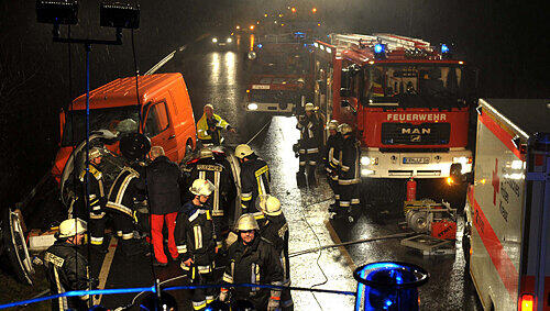 Dutzende Rettungskräfte eilten zur Unfallstelle. Dutzende Rettungskräfte eilten zur Unfallstelle.