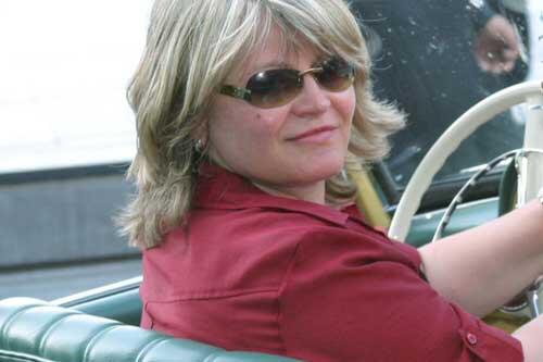 Alexandra Schörghuber am Steuer eines Oldtimers