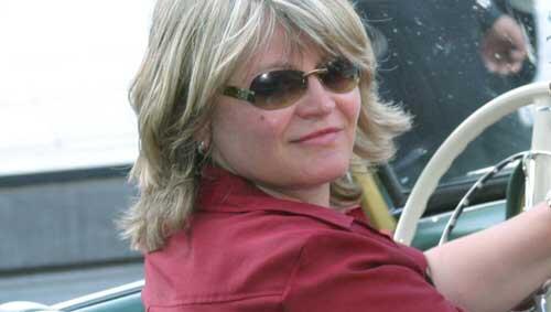 Alexandra Schörghuber am Steuer eines Oldtimers Alexandra Schörghuber am Steuer eines Oldtimers
