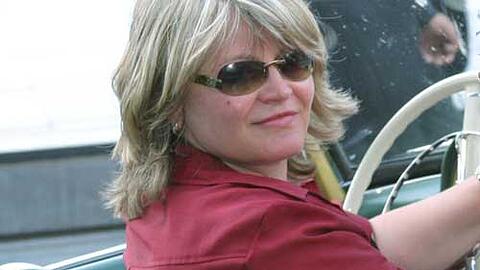 Alexandra Schörghuber am Steuer eines Oldtimers