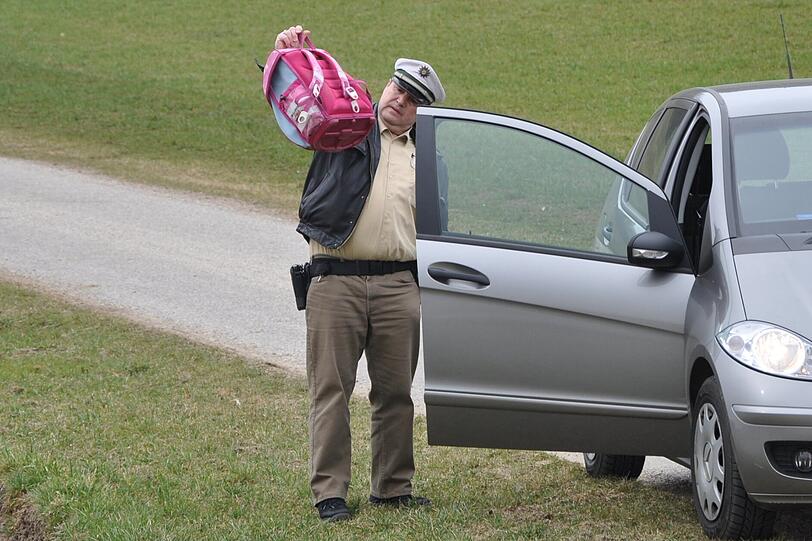 Die Bilder vom tragischen Unfall im Landkreis Mühldorf. Das 7-jährige Mädchen wurde von dem VW angefahren. Ein Rettungshubschrauber brachte die Schülerin ins Krankenhaus.