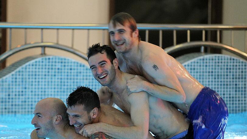Löwen beim Planschen: Necat Aygün, Vallori, Maximilian Nicu und Daniel Bierofka albern im Pool herum. Löwen beim Planschen: Necat Aygün, Vallori, Maximilian Nicu und Daniel Bierofka albern im Pool herum.