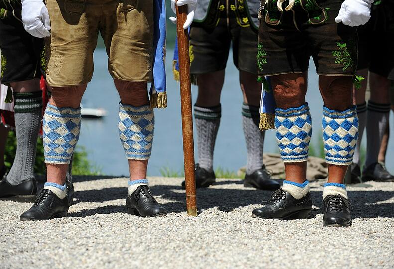 Die weiß-blauen Rauten zieren selbst die Waden der Königstreuen in Berg.