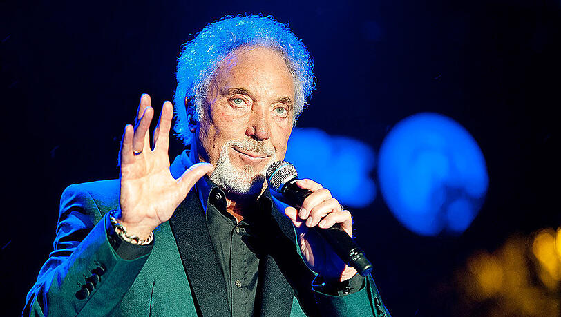 Er kann es immer noch: Der "Tiger" Tom Jones übertrifft alle Erwartungen bei seinem Konzert in der Tollwood-Musikarena. (Archivbild) Er kann es immer noch: Der "Tiger" Tom Jones übertrifft alle Erwartungen bei seinem Konzert in der Tollwood-Musikarena. (Archivbild)