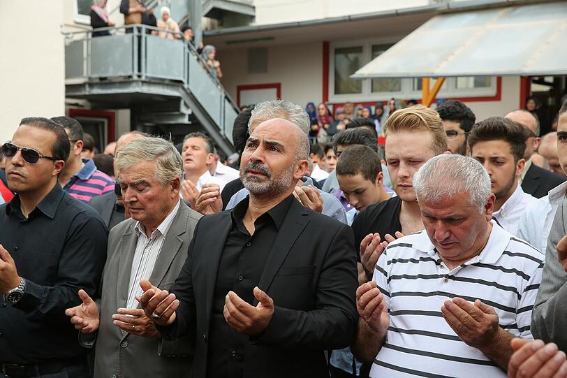 In der Trauer vereint: Die türkisch-islamische Gemeinde hat der Opfer des OEZ-Amokläufers gedacht - die Bilder.
