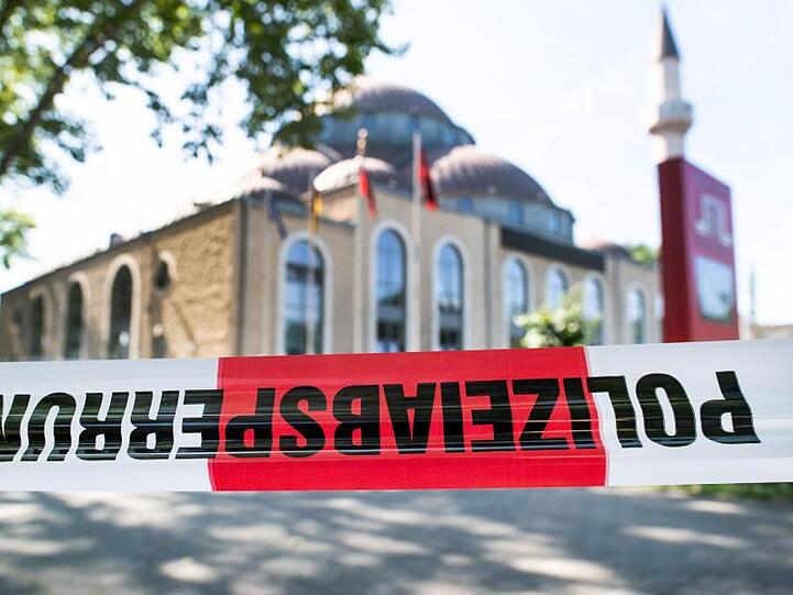 Mit Absperrband ist der Zugang zur Merkez-Moschee versperrt. Foto: Federico Gambarini/Archivbild