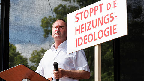 Hubert Aiwanger am Samstag auf der Bühne in Erding.