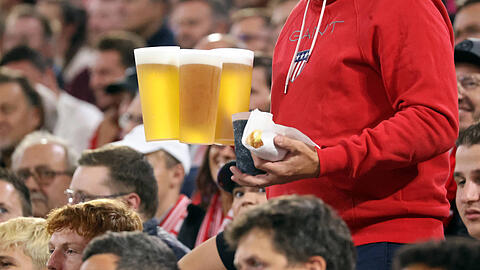 Gehört für viele Fans zu einem Fußballspiel ganz einfach dazu: Bier und Bratwurst.