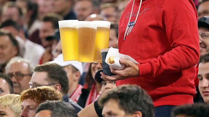 Gehört für viele Fans zu einem Fußballspiel ganz einfach dazu: Bier und Bratwurst.