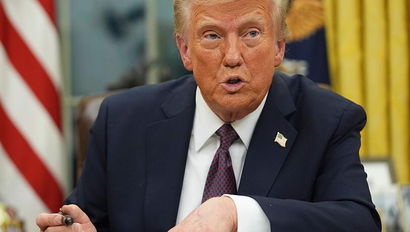Donald Trump holt nur Stunden nach seiner Vereidigung zum Rundumschlag aus und begnadigt alle Straftäter der Attacke auf das US-Kapitol.