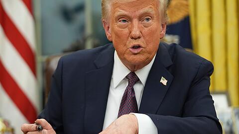 Donald Trump holt nur Stunden nach seiner Vereidigung zum Rundumschlag aus und begnadigt alle Straftäter der Attacke auf das US-Kapitol.
