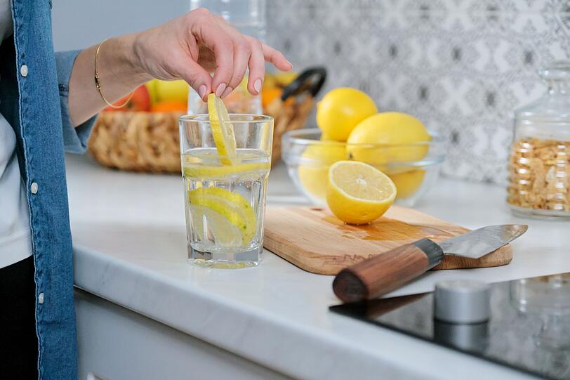 Wasser ist lebensnotwendig und regelt nicht nur die Verdauung, sondern auch das Herz-Kreislauf-System, löst Salze und Mineralstoffe auf und transportiert Nährstoffe. Noch vor dem Frühstück hilft ein Glas warmes Zitronenwasser, um den Stoffwechsel und Entgiftungsprozesse im Körper zu starten. Bekannt aus dem Ayurveda kann das tägliche Ritual mit einer Scheibe Ingwer oder Minzblättern aufgepeppt werden. Wasser ist lebensnotwendig und regelt nicht nur die Verdauung, sondern auch das Herz-Kreislauf-System, löst Salze und Mineralstoffe auf und transportiert Nährstoffe. Noch vor dem Frühstück hilft ein Glas warmes Zitronenwasser, um den Stoffwechsel und Entgiftungsprozesse im Körper zu starten. Bekannt aus dem Ayurveda kann das tägliche Ritual mit einer Scheibe Ingwer oder Minzblättern aufgepeppt werden.