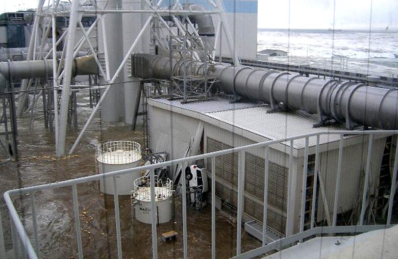 Das Wasser umspült die Gebäude des Kraftwerks.
