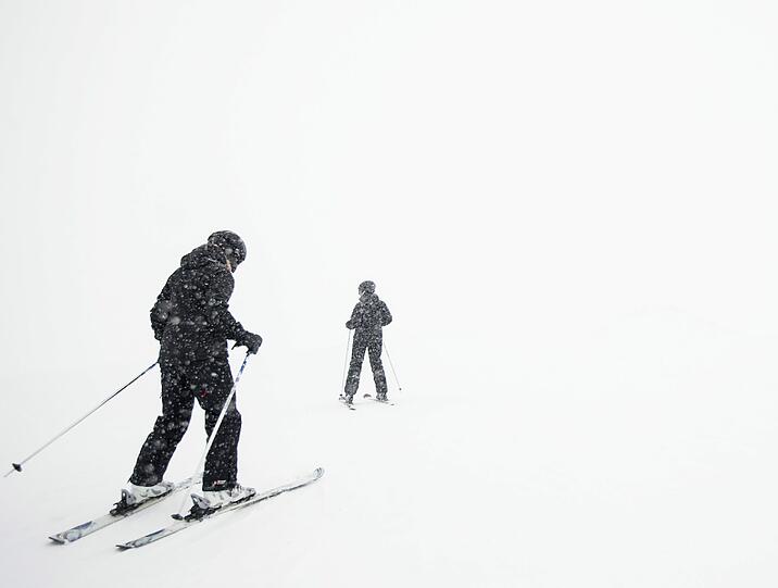 Endlich hat das Warten ein Ende: Die Ski-Saison in Bayern hat begonnen. Schon am ersten Wochenende tummelten sich rund 1.000 Wintersport-Fans allein auf der Zugspitze. Die Bilder.