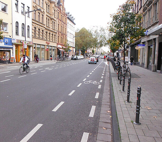 Schutzstreifen sind ein markierter Bereich auf der Fahrbahn, der dem Radverkehr vorbehalten ist und nur im Ausnahmefall, wenn zum Beispiel zwei Lkw sonst nicht aneinander vorbei kommen, von Kraftfahrzeugen befahren werden darf.