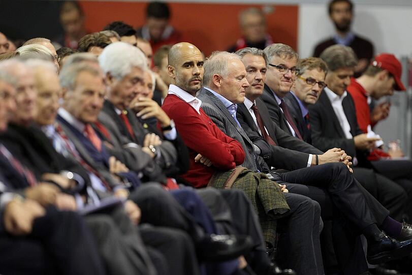 Pep Guardiola unter FCB-Mitgliedern bei der Jahreshauptversammlung 2013.
