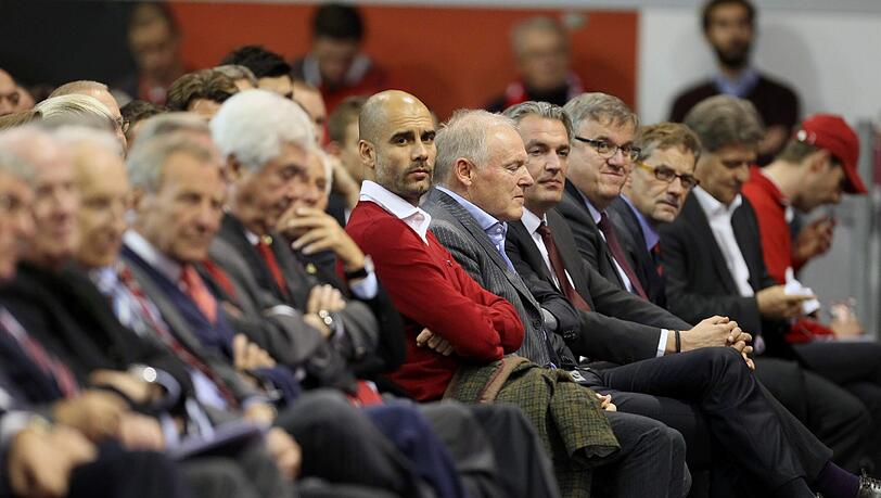 Pep Guardiola unter FCB-Mitgliedern bei der Jahreshauptversammlung 2013. Pep Guardiola unter FCB-Mitgliedern bei der Jahreshauptversammlung 2013.