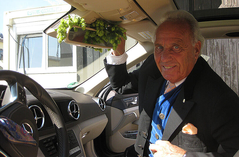 Jahr für Jahr wird das Hopfen-Sträußchen ausgetauscht - und Festwirt Günter Steinberg hängt sich ein frisches grünes ins Auto.