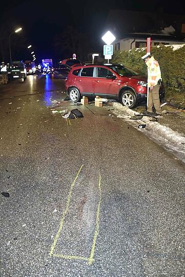Unschöne Szenen spielten sich bei einem Unfall in Poing ab: Einer Frau wurden die Beine komplett zertrümmert.