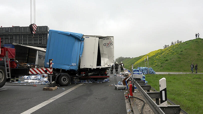 Bei einem schweren Lkw-Unfall auf der A6 behinderten dreiste Gaffer die Rettungsmaßnahmen massiv. Die Bilder von der Unfallstelle.