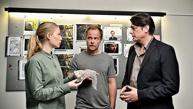 "Die Toten vom Bodensee: Fluch aus der Tiefe": Michael Oberländer (Matthias Koeberlin, M.), Hannah Zeiler (Nora Waldstätten) und Thomas Komlatschek (Hary Prinz) "Die Toten vom Bodensee: Fluch aus der Tiefe": Michael Oberländer (Matthias Koeberlin, M.), Hannah Zeiler (Nora Waldstätten) und Thomas Komlatschek (Hary Prinz)